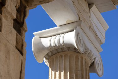 Atina, Yunanistan - 17 Ekim 2022: Propylaia, Atina Akropolü 'ne büyük sütunları olan anıtsal bir tören kapısı. Şehrin yukarısındaki kayalık yamaçta bulunan antik bir kale.