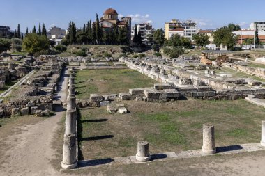 Atina, Yunanistan - 17 Ekim 2022: Kerameikos, antik kent bölgesinin kalıntıları ve Kerameikos 'taki Kutsal Üçlü Kilisesi. Pompeion 'un Kalıntıları