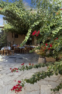 Plaka bölgesindeki Akropolis 'e giden merdivenlerdeki açık hava restoranı, Atina, Yunanistan' ın eski tarihi mahallesi.