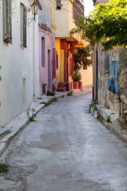 Anafiotika, Atina 'nın manzaralı küçük bir mahallesi, tarihi Plaka bölgesinin bir parçası, dar sokaklar, Atina, Yunanistan. Akropolis 'in eteklerindeki geleneksel bir köydür.