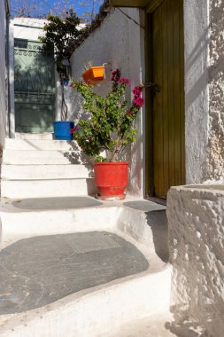 Anafiotika, Atina 'nın manzaralı küçük bir mahallesi, tarihi Plaka bölgesinin bir parçası, dar sokaklar, Atina, Yunanistan. Akropolis 'in eteklerindeki geleneksel bir köydür.