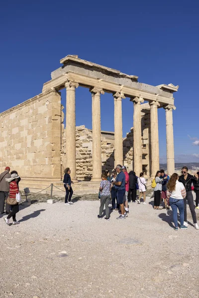 Athens Greece October 2022 Group Tourists Front Erechtheion Temple Athena — Stock Photo, Image