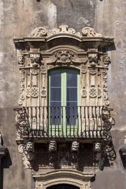 Catania, Sicilya, İtalya - 26 Nisan 2023: Şimdilerde Catania Üniversitesi olan San Nicolo l 'Arena' daki ortaçağ Benedikt Manastırı 'nın dekoratif cephesi