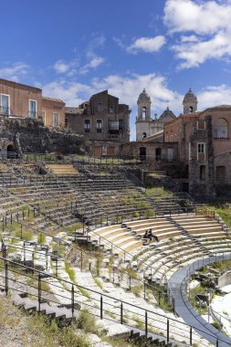 Catania, Sicilya, İtalya - 26 Nisan 2023: açık hava Roma Tiyatrosu kalıntıları. Parco arkeolojisinin bir parçasıdır. Greco-romano di Catania.