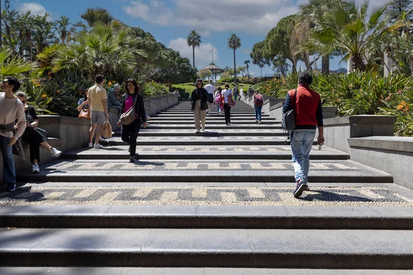 Catania, Sicilya, İtalya - 26 Nisan 2023: Bellini Bahçesi 'ndeki merdivenlerdeki insanlar (Giardino Bellini), şehrin en eski halk bahçesi.