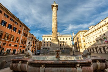 Roma, İtalya - 9 Ekim 2020: Colonna Meydanı 'nda Marcus Aurelius' un Sütunları (Piazza Colonna). İmparator 'un zaferlerinin anısına bir heykel dikildi. 