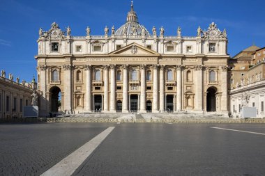 Vatikan, Roma, İtalya - 9 Ekim 2020: Aziz Peter Bazilikası ile St. Peter Meydanı. Papa 'nın ikamet ettiği yer Katolik Kilisesi' nin en yüksek makamlarının yeridir.
