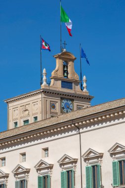 Roma, İtalya - 10 Ekim 2020: Quirinal Meydanı ve Quirinal Sarayı (Palazzo del Quirinale), İtalya Cumhuriyeti Cumhurbaşkanının şu anki resmi ikametgahı. Binanın tepesinde bir çan var.