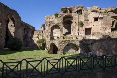 Palatine Hill, antik Roma İmparatorluğu 'nun önemli binalarının kalıntılarının manzarası. Palatine Hill, Roma, İtalya 'nın en eski bölgelerinden biridir.