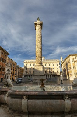 Roma, İtalya - 9 Ekim 2020: Colonna Meydanı 'nda Marcus Aurelius' un Sütunları (Piazza Colonna). İmparator 'un zaferlerinin anısına bir heykel dikildi. 