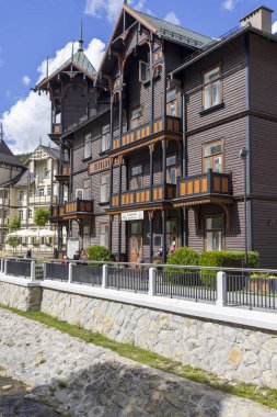 Krynica-Zdroj, Polonya - 1 Eylül 2022: 19. yüzyıldan kalma tarihi ahşap misafir evi, bölgesel tarzda inşa edildi.