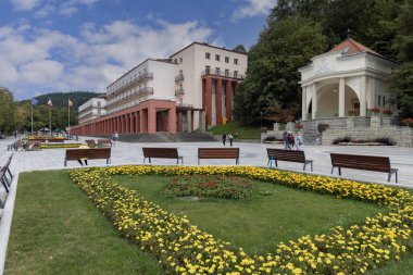 Krynica-Zdroj, Polonya - 1 Eylül 2022: Neoklasik akustik kabuk (bant kabuğu) Yeni Spa Evi 'nin yanındaki Mount Parkowa' nın eteklerinde yer almaktadır.