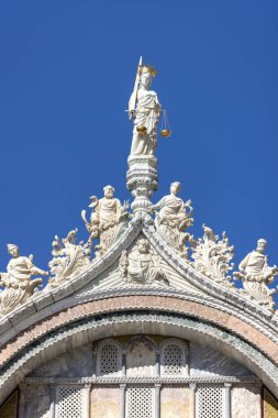 Venedik, İtalya - 27 Eylül 2023: St. Mark Bazilikası (San Marco Bazilikası), mozaik. Aziz Mark Meydanı 'nda (Piazza San Marco) yer alan Roma Katolik Kilisesi.)