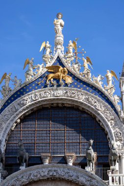 Venedik, İtalya - 27 Eylül 2023: St. Mark Bazilikası (San Marco Bazilikası), mozaik. Aziz Mark Meydanı 'nda (Piazza San Marco) yer alan Roma Katolik Kilisesi.)