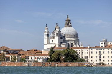 Venedik, İtalya - 28 Eylül 2023: Barok Kilisesi Büyük Kanal 'da Santa Maria della Salute, Giudecca Kanalı manzaralı. 17. yüzyılda salgından sonraki şükran gününde inşa edildi.