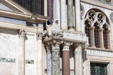 Venedik, İtalya - 27 Eylül 2023: St. Mark Bazilikası (San Marco Bazilikası), mozaik. Aziz Mark Meydanı 'nda (Piazza San Marco) yer alan Roma Katolik Kilisesi.)