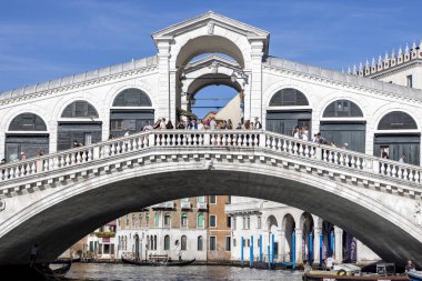 Venedik, İtalya - 27 Eylül 2023: Grand Canal 'daki Rialto Köprüsü (Ponte de Rialto) manzarası. Şehrin en eski dört köprüsünden biridir.