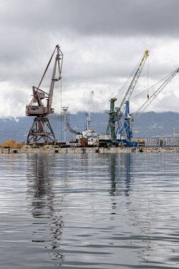 Rijeka, Hırvatistan - 23 Eylül 2023: Port Rijeka 'da liman vinçleriyle Susak dalgakıranlarının manzarası