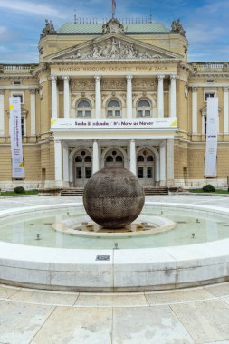 Rijeka, Hırvatistan - 23 Eylül 2023: İvan Zajc Hırvat Ulusal Tiyatrosu 'nun (Fontana Ivana Zajca) klasik sanat tarzı tiyatro parkındaki dekoratif binası