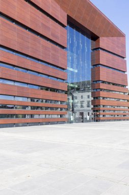 Wroclaw, Polonya - 30 Eylül 2021: Ulusal Müzik Forumu 'nun postmodern binası, Liberty Meydanı' ndaki büyük konser salonu