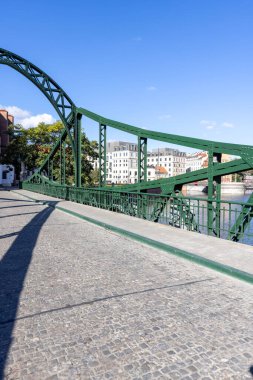 Wroclaw, Polonya - 30 Eylül 2021: Ostrow Tumski ile kenti birbirine bağlayan Aşıklar Köprüsü 