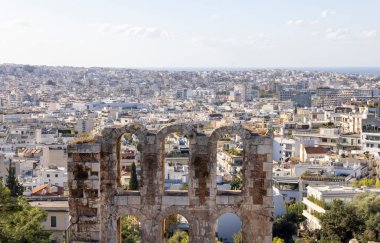 Atina, Yunanistan - 17 Ekim 2022: Dionysos Tiyatrosu, Akropolis tepesinin güney yamacında yer alan antik Yunan tiyatrosunun kalıntıları
