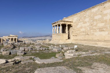 Atina, Yunanistan - 17 Ekim 2022: Atina Akropolü 'ndeki Athena Polias Tapınağı. Bakirelerin verandası, sütun heykelleri.