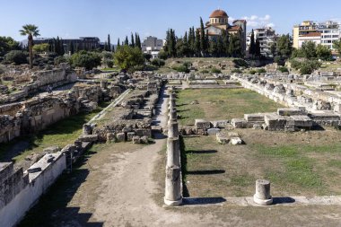 Atina, Yunanistan - 17 Ekim 2022: Kerameikos, antik kent bölgesinin kalıntıları ve Kerameikos 'taki Kutsal Üçlü Kilisesi. Pompeion 'un Kalıntıları