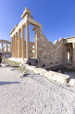Atina, Yunanistan - 17 Ekim 2022: Atina Akropolü 'ndeki Erechtheion Tapınağı önünde bir grup turist. Uzakta Parthenon