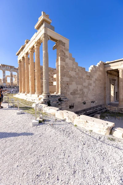 希腊雅典 2022年10月17日 雅典雅典娜政治圣殿前的一组游客 远方的帕台农神庙 图库图片