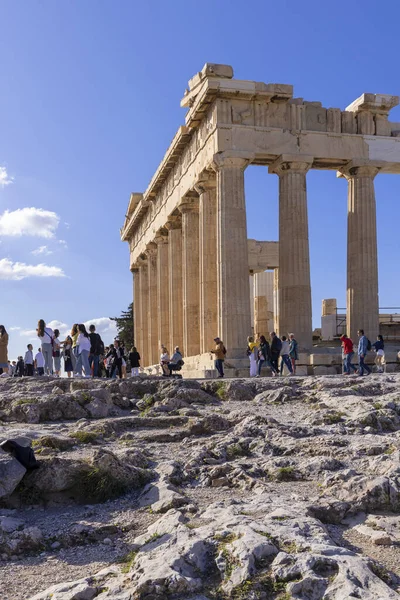 Atina, Yunanistan - 17 Ekim 2022: Atina Akropolü 'nde Parthenon önünde bir grup turist. Tapınak Tanrıça Athena 'ya adanmıştır.