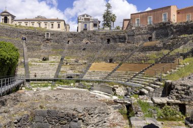 Catania, Sicilya, İtalya - 26 Nisan 2023: açık hava Roma Tiyatrosu kalıntıları. Parco arkeolojisinin bir parçasıdır. Greco-romano di Catania.
