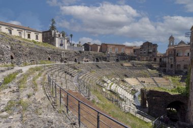 Catania, Sicilya, İtalya - 26 Nisan 2023: açık hava Roma Tiyatrosu kalıntıları. Parco arkeolojisinin bir parçasıdır. Greco-romano di Catania.