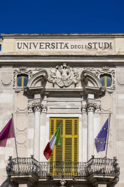 Catania, Sicilya, İtalya - 26 Nisan 2023: Üniversite meydanında (Piazza dell 'Universita) bulunan Palazzo San Giuliano' nun dekoratif cephesi. Catania Üniversitesi şu anda orada bulunmaktadır.