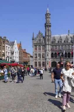 Bruges, Belçika - 19 Mayıs 2023: Ana Pazar Meydanı 'ndaki Historium, neo-gotik bina (Grote Markt). Tarih Öyküsü ve Sanal Gerçeklik 'in merkezi konumundadır..