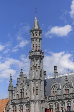 Bruges, Belçika - 19 Mayıs 2023: Ana Pazar Meydanı 'ndaki Historium, neo-gotik bina (Grote Markt). Tarih Öyküsü ve Sanal Gerçeklik 'in merkezi konumundadır..