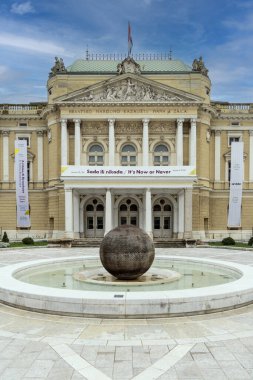 Rijeka, Hırvatistan - 23 Eylül 2023: İvan Zajc Hırvat Ulusal Tiyatrosu 'nun (Fontana Ivana Zajca) klasik sanat tarzı tiyatro parkındaki dekoratif binası