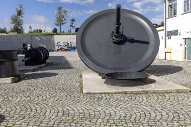 Walbrzych, Polonya - 1 Ekim 2021: Tarihi Julia Kömür Madeni 'nde bulunan Eski Maden Bilim ve Sanat Merkezi. Kömür madenlerinde kullanılan eski makinelerin parçaları.