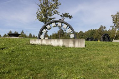 Walbrzych, Polonya - 1 Ekim 2021: Tarihi Julia Kömür Madeni 'nde bulunan Eski Maden Bilim ve Sanat Merkezi. Kömür madenlerinde kullanılan eski makinelerin parçaları.