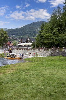 Szczawnica, Polonya - 24 Temmuz 2023: Dunajec Nehri 'nde rafting, Szczawnica rafting marinası bisiklet ve Kızıl Manastır' a yürüme yolu