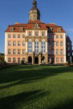 Walbrzych, Polonya - 1 Ekim 2021 Ksiaz Şatosu, ortaçağın gizemli 13. yüzyıl kalesi, cephe manzarası. Polonya 'nın en büyük üçüncü kalesidir.