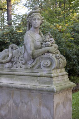 Walbrzych, Polonya - 1 Ekim 2021 Ksiaz Şatosu, ortaçağ esrarengiz 13. yüzyıl kalesi, park alanındaki anıtsal ıhlamur sokağının girişindeki heykel