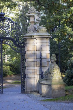 Walbrzych, Polonya - 1 Ekim 2021 Ksiaz Şatosu, ortaçağ esrarengiz 13. yüzyıl kalesi, park alanındaki anıtsal ıhlamur sokağının girişindeki heykel