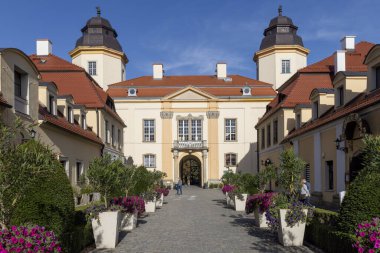 Walbrzych, Polonya - 1 Ekim 2021 Ksiaz Şatosu, ortaçağ esrarengiz 13. yüzyıl kalesi, kapı binaları. Polonya 'nın en büyük üçüncü kalesidir.