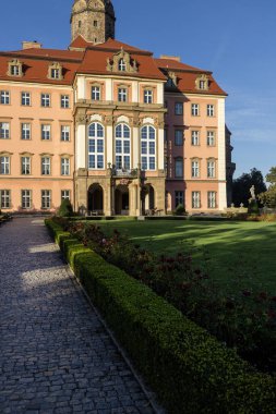 Walbrzych, Polonya - 1 Ekim 2021 Ksiaz Şatosu, ortaçağın gizemli 13. yüzyıl kalesi, cephe manzarası. Polonya 'nın en büyük üçüncü kalesidir.