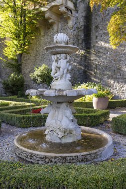 Walbrzych, Polonya - 1 Ekim 2021 Ksiaz Şatosu, ortaçağ esrarengiz 13. yüzyıl kalesi, kale terasında çeşme. Polonya 'nın en büyük üçüncü kalesidir.