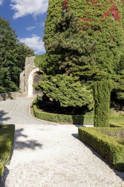 Walbrzych, Polonya - 1 Ekim 2021 Ksiaz Şatosu, ortaçağ gizemli kalesi, kale terası. Polonya 'nın en büyük üçüncü kalesidir.