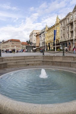 Zagreb, Hırvatistan - 23 Eylül 2023: Ban Jelacic Meydanı 'nda Çeşme Mandusevac. Tarihi bir çeşme ve eski bir su kaynağı. Meydan Art Nouveau ve Modernist binalarla çevrili.