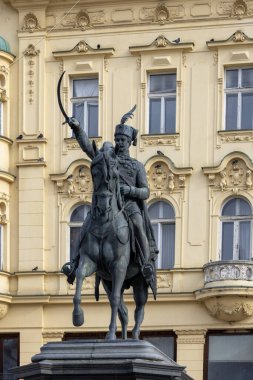 Zagreb, Hırvatistan - 23 Eylül 2023: Ban Jelaciç heykelini kentin merkez meydanındaki Ban Jelaciç Meydanı 'nda yasaklayın. Çevresi Art Nouveau ve Modernist binalarla çevrili.