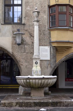 Innsbruck, Avusturya - 26 Şubat 2023: Trautsonbrunnen Herzog-Friedrich caddesinde Trautsonhaus 'un önünde. Barok tarzı mermer çeşme 1806 'da inşa edildi. 